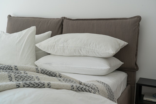white-pillows-on-a-bed-3682240